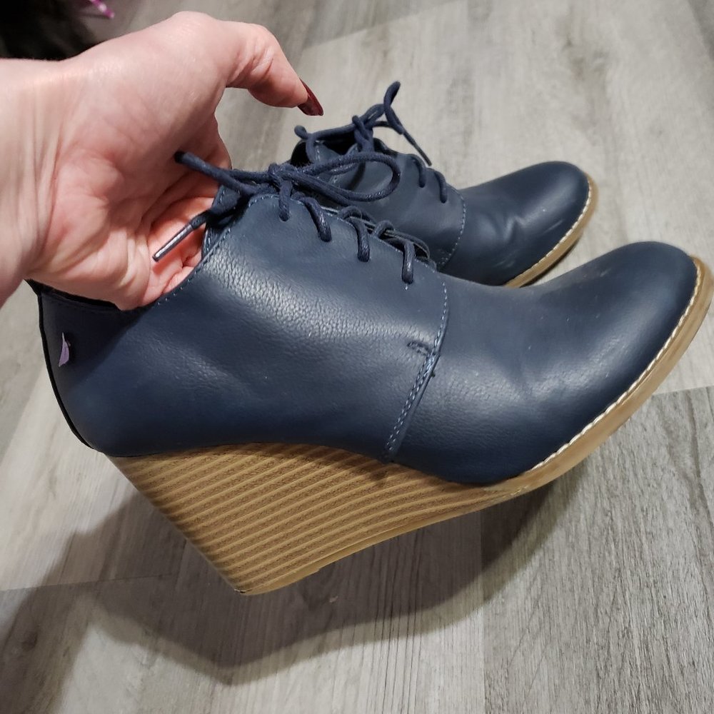 Nautica Waterline Navy Blue Stamped lace up wedge shoes booties, size 8